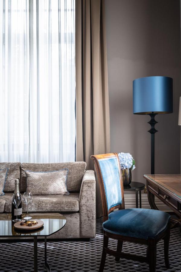 Althoff Grandhotel Schloss Bensberg Bergisch Gladbach Dış mekan fotoğraf A living room with a blue lampshade