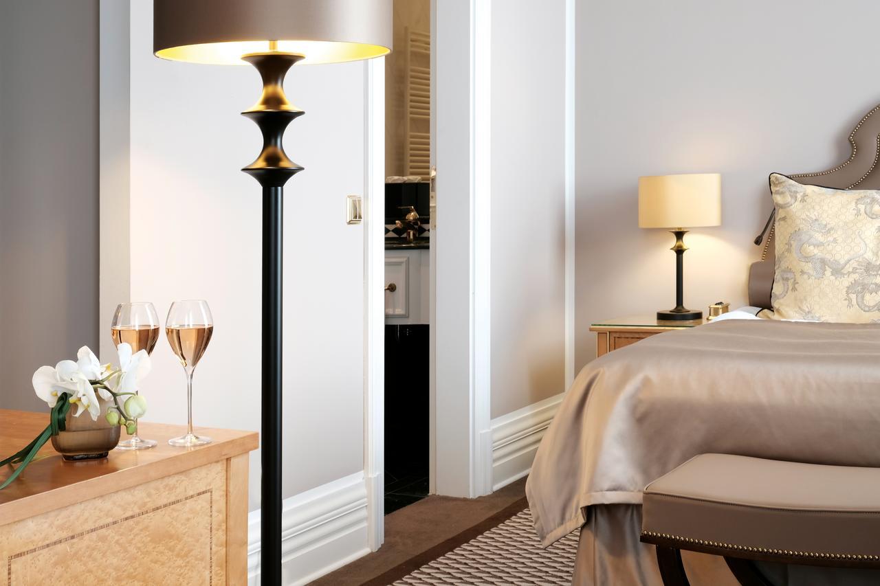 Althoff Grandhotel Schloss Bensberg Bergisch Gladbach Dış mekan fotoğraf Floor lamp